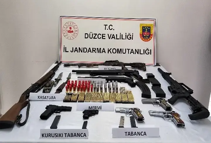 Ateşli silahlarla paylaşım yapan 8 şüpheli gözaltında