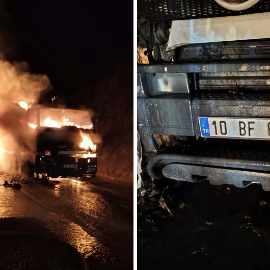 Balıkesir'de Seyir Halindeki Kamyon Alev Alev Yandı: Kullanılamaz Hale Geldi