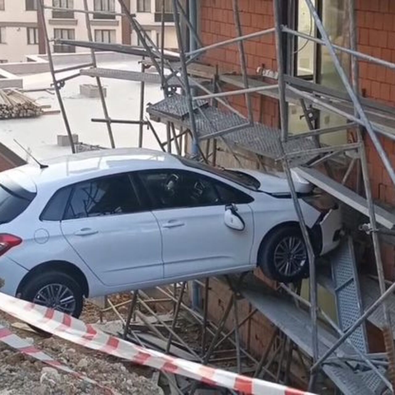 Kontrolden çıkan otomobil inşaata girdi: 4 yaralı