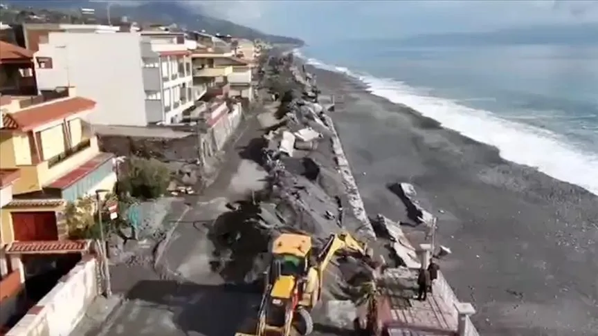 İtalya'da toprak kayması sebebiyle yaklaşık 1000 kişi tahliye edildi
