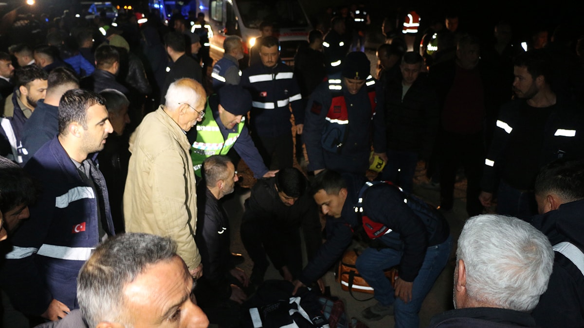 Maden işçileri taşıyan minibüs devrildi: 2 ölü, 10 yaralı