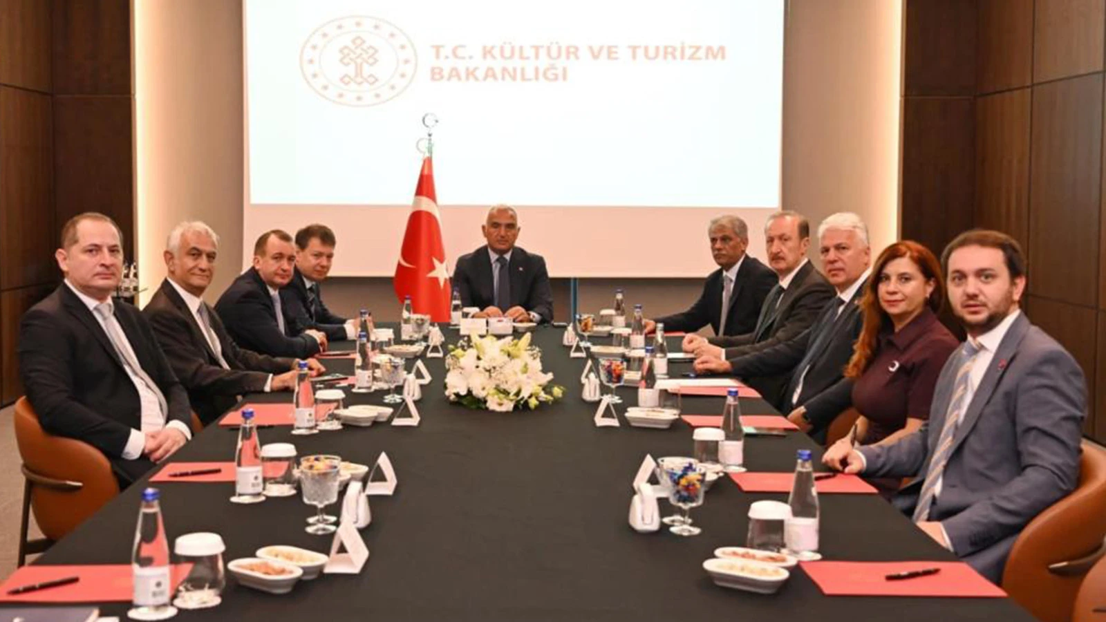 Kültür Ve Turizm Bakanı Ersoy, Antalya'da Rus Diplomatlarla Bir Araya Geldi