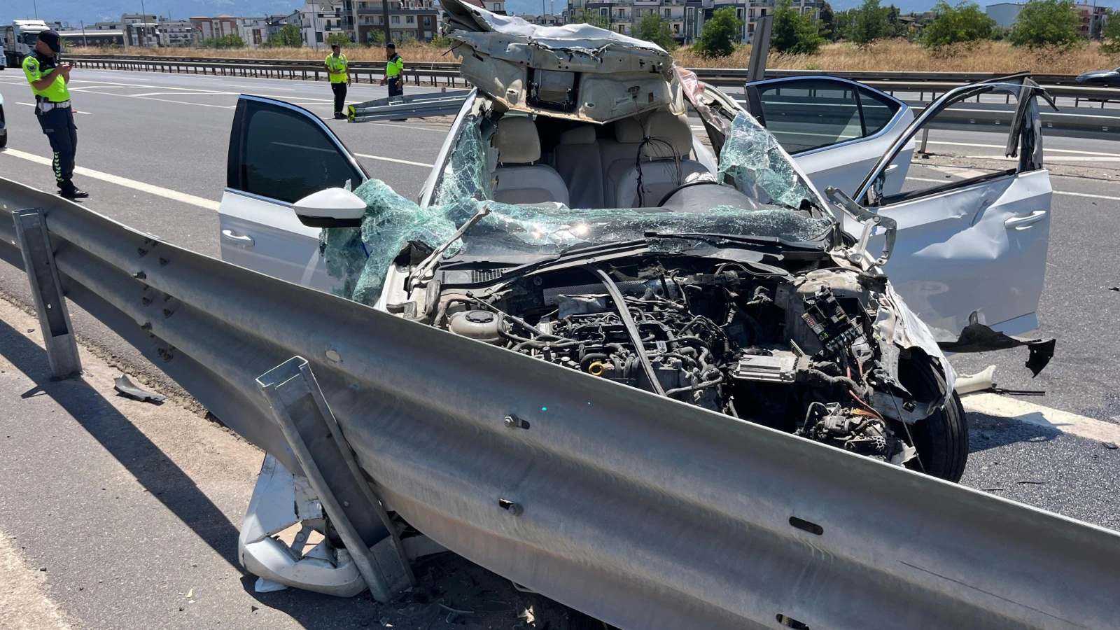 Anadolu Otoyolu'nda bariyere çarpan otomobildeki 4 kişi yaralandı
