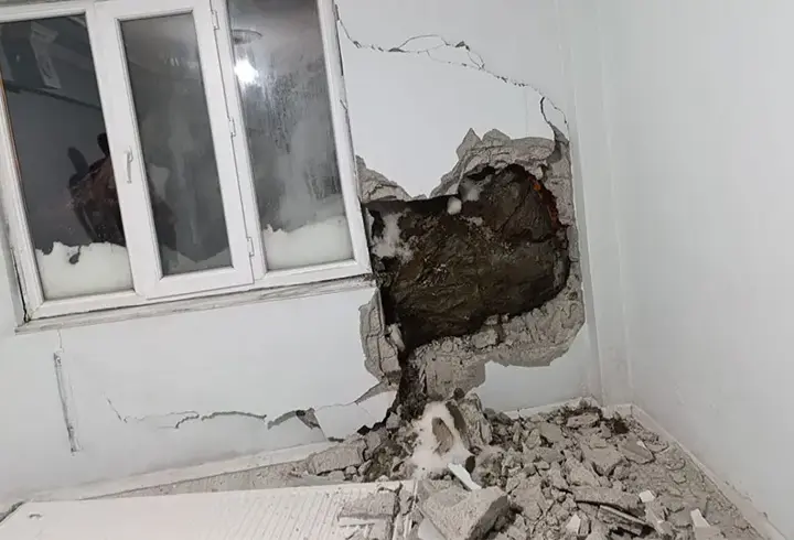 Hakkari’de korku dolu anlar: Dağdan kopan dev kaya yatak odasına girdi