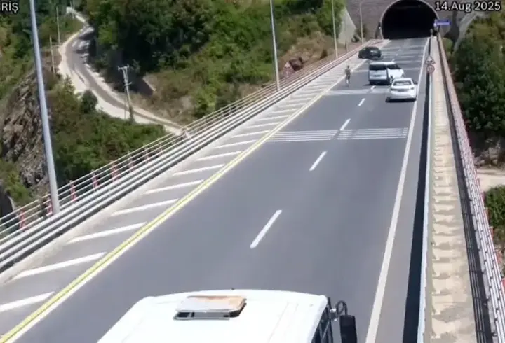 Viyadükte geri manevra yapan otobüs nedeniyle kaza yaptığını iddia edip şikayetçi oldu