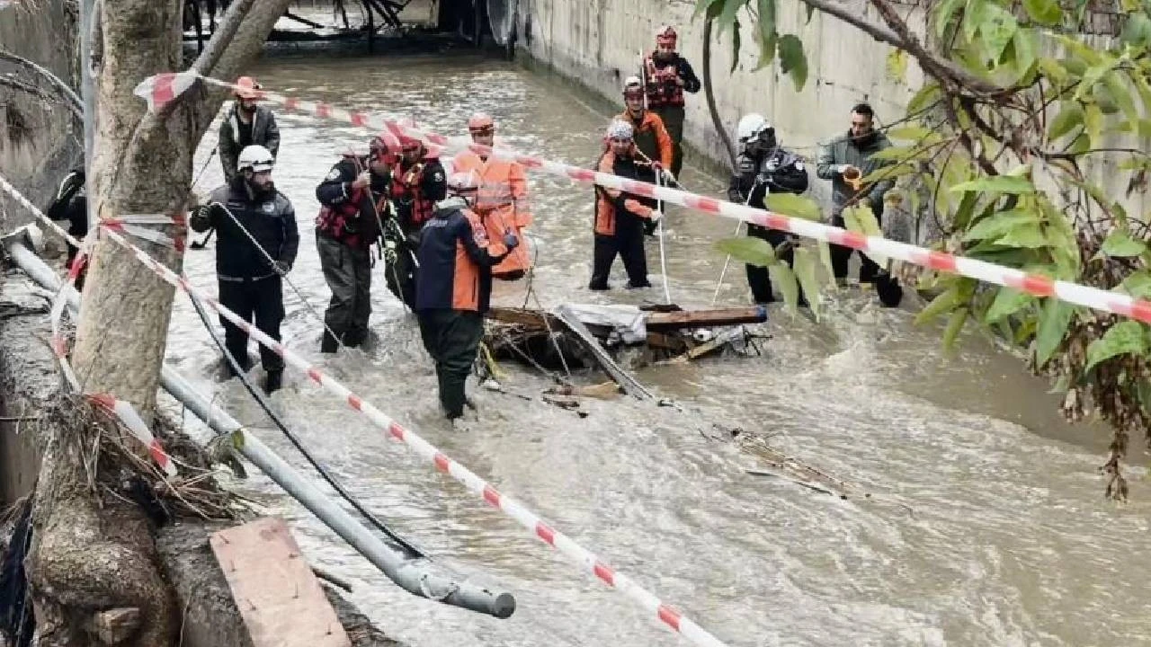 Ayazağa’da Sel Felaketi Sonucu Kaybolan 3 Kişi Aranıyor (Video)