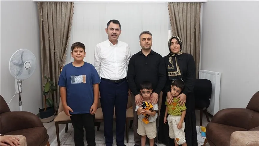 Bakan Kurum, Adıyaman'da yeni evlerine kavuşan depremzede aileye misafir oldu