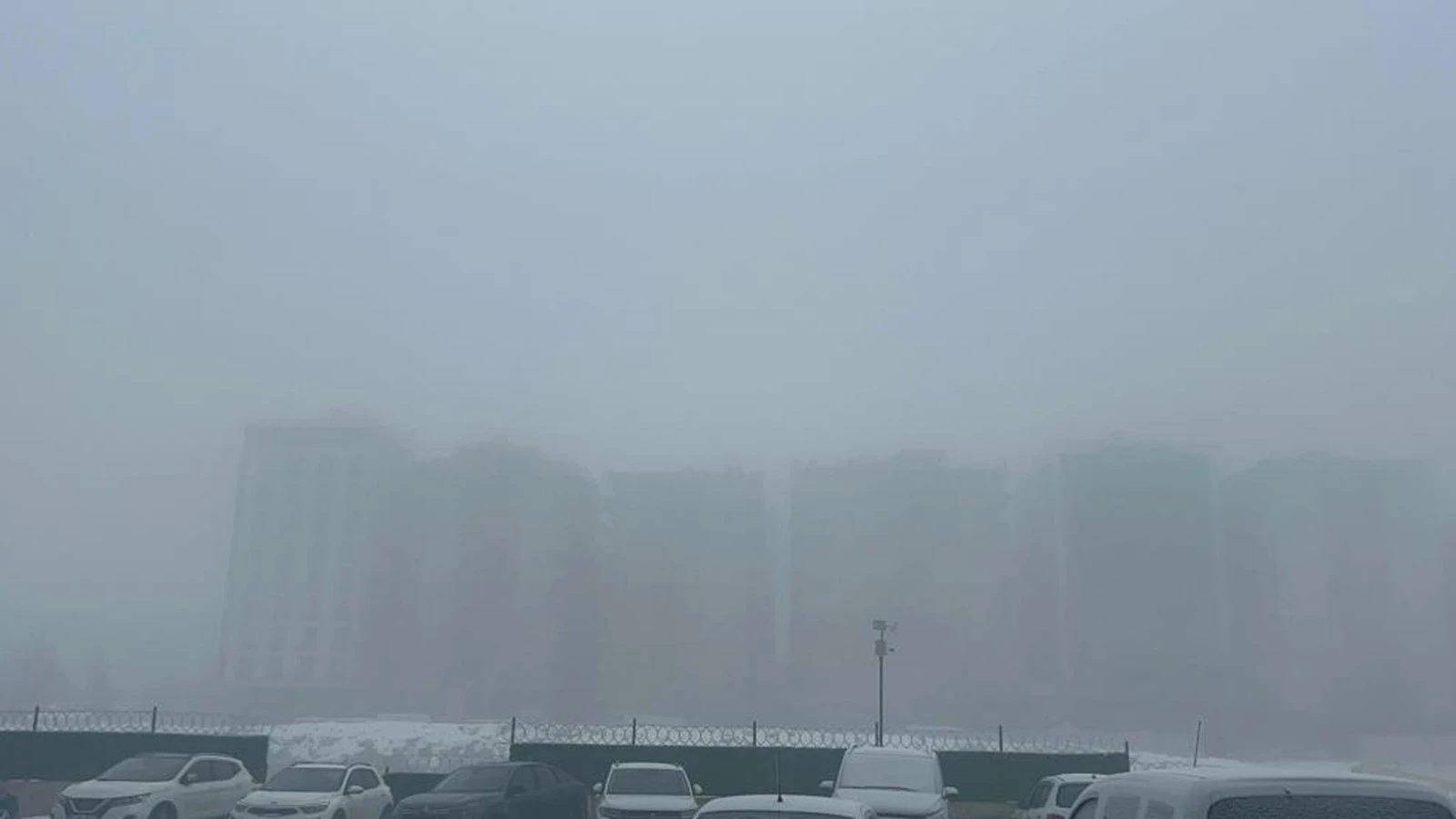 Koskoca kent sis denizinde kayboldu, uçuşlar iptal edildi