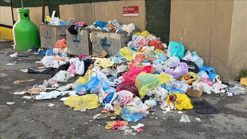 Maltepe'de 3 gündür toplanmayan çöplere vatandaşlar tepki gösterdi