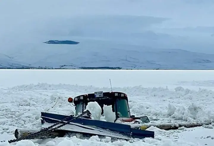 Yüzeyi tamamen buzlarla kaplanmıştı: Çıldır'ın altından traktör çıktı!