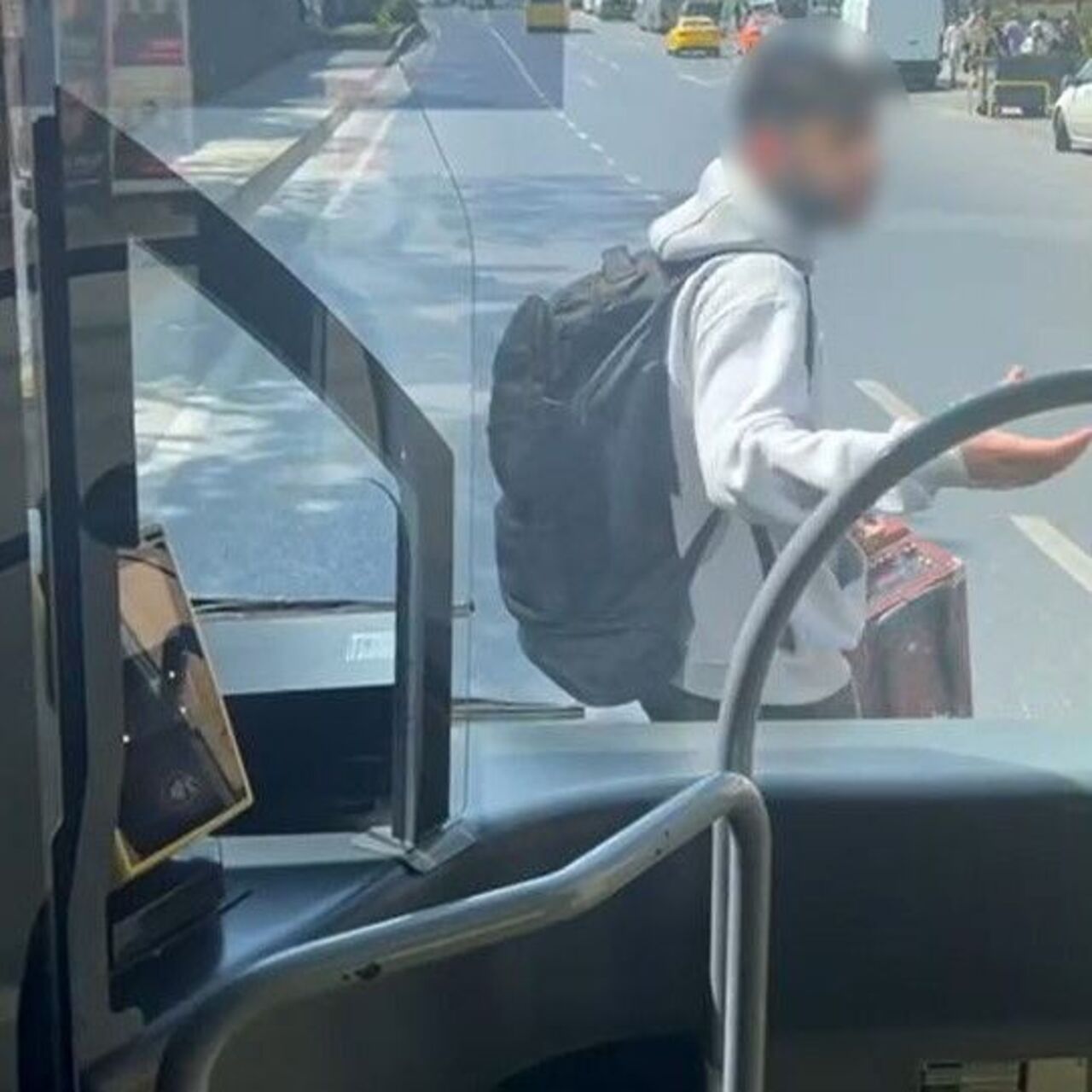 Yolun ortasında otobüse binmek isteyen yolcu ortalığı birbirine kattı