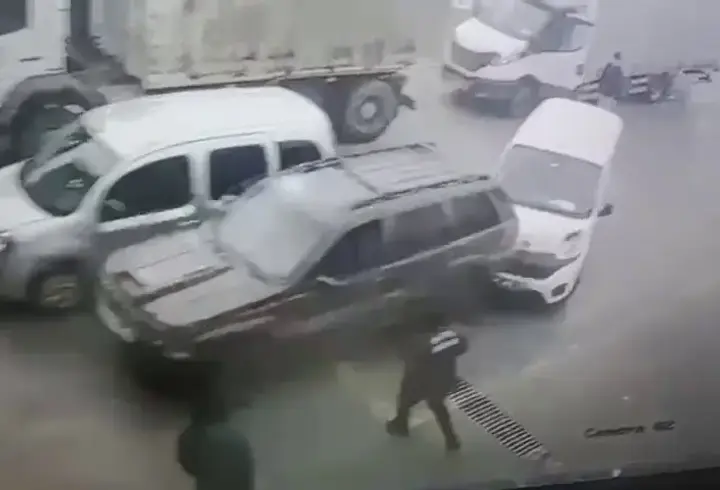 Araç muayene istasyonunda 3 aracın hasar gördüğü kaza kamerada