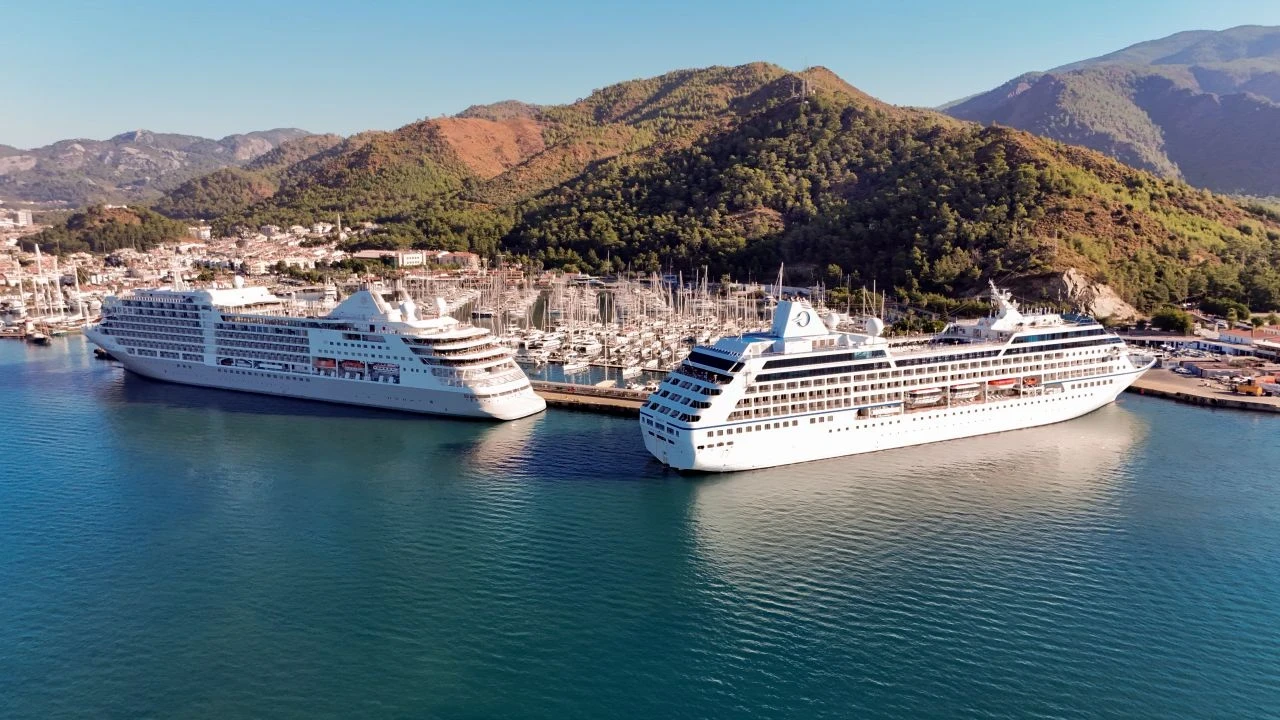 Marmaris’e iki kruvaziyerle 1200’ü aşkın turist geldi