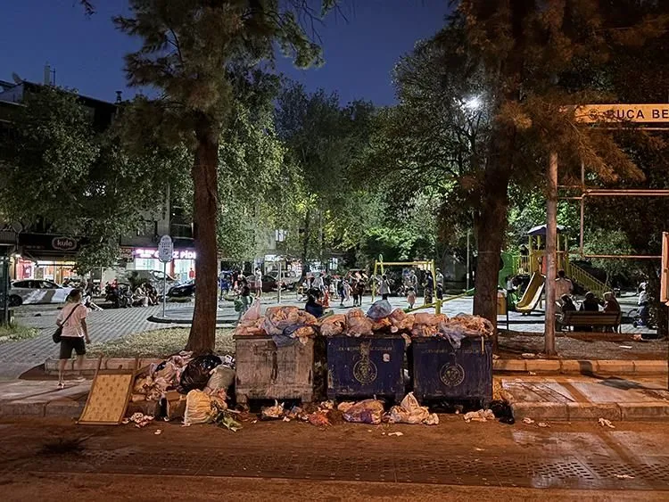 İzmir Buca’da belediye işçilerinin grevi nedeniyle çöp yığınları oluştu