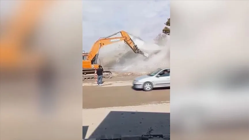 Kahramanmaraş'ta yıkım sırasında devrilen bina yoldan geçen otomobile zarar verdi