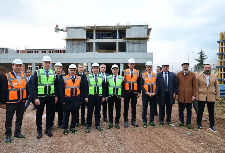 Adalet Bakanı Tunç, Sakarya Adalet Sarayı inşaatında incelmelerde bulundu