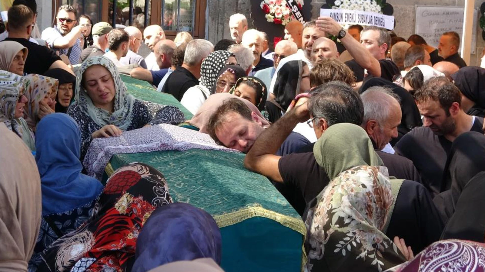 Eşini ve çocuğunu öldürüp kaza süsü veren doktor, cezaevinde intihar etti
