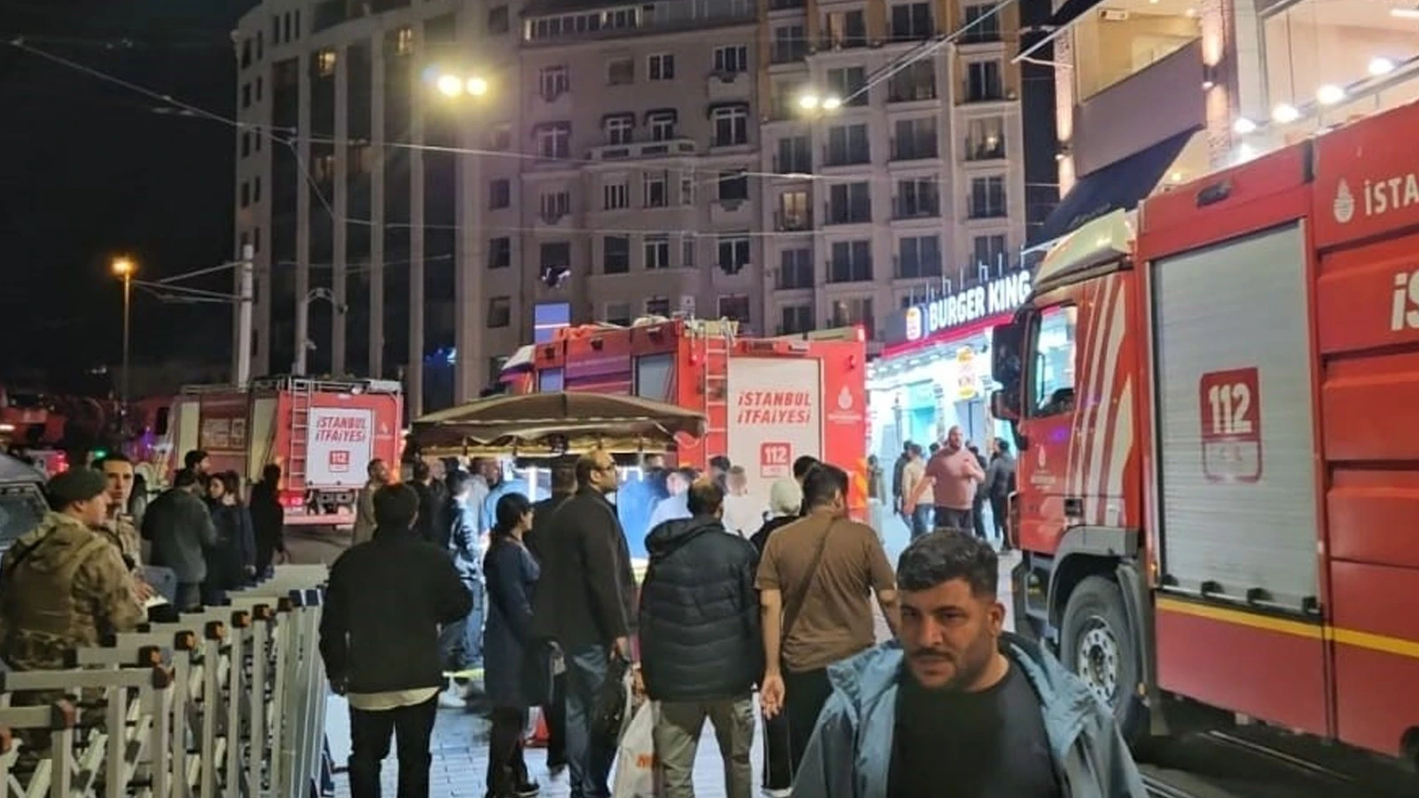 Beyoğlu’nda 6 Katlı Binanın Çatısında Korkutan Yangın