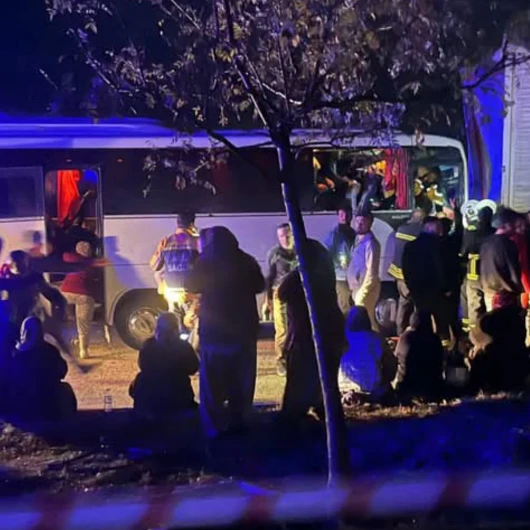 Isparta'da Tarım İşçilerini Taşıyan Midibüs İle Tır Çarpıştı: 17 Yaralı