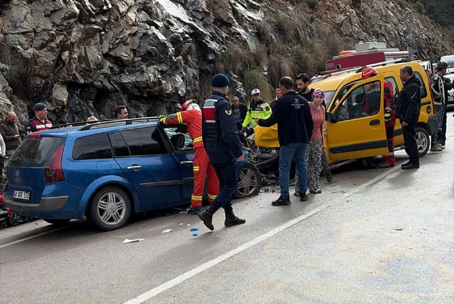 Araçlar kafa kafaya çarpıştı. Babaanne ve 3 yaşındaki torunu öldü