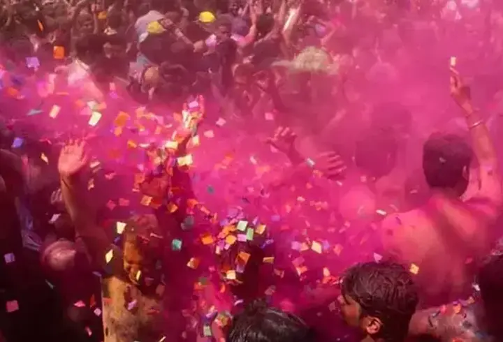 Hindistan'daki bahar festivalinden renkli görüntüler!