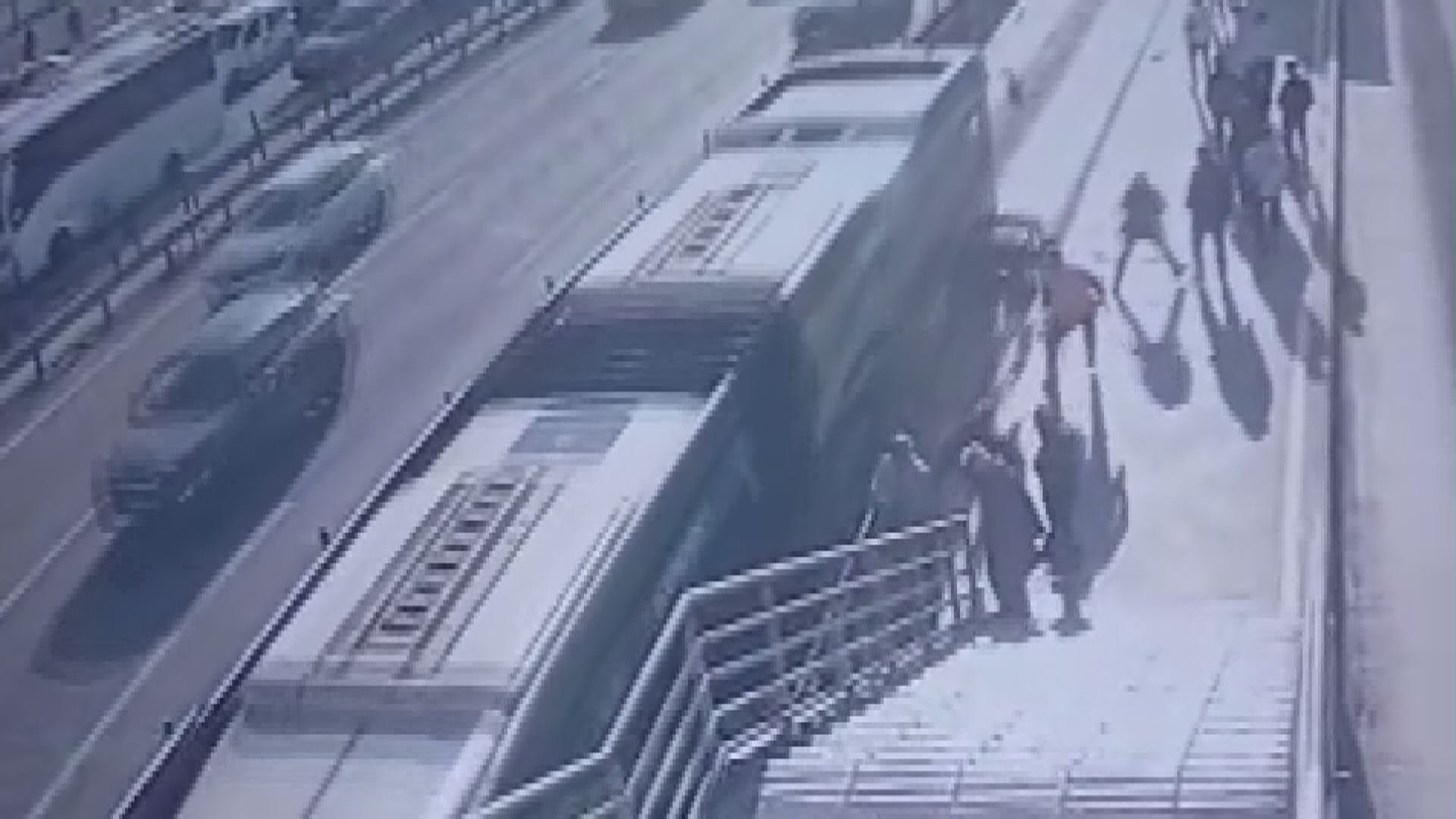 Metrobüste dehşet anları! Tekerlekli sandalyesiyle ezilen yolcu öldü