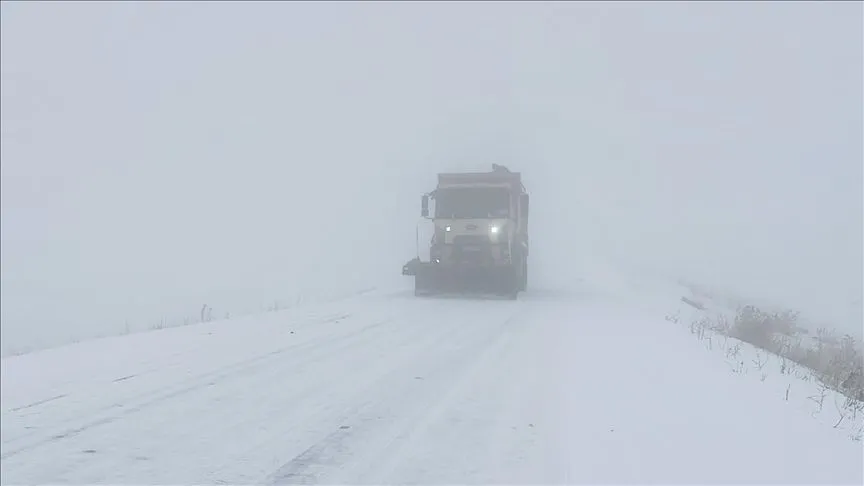 Kars-Göle kara yolunda kar ve sis ulaşımı olumsuz etkiliyor