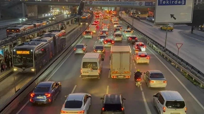 İstanbul'da akşam saatlerinde trafik yoğunluğu yüzde 80'e çıktı
