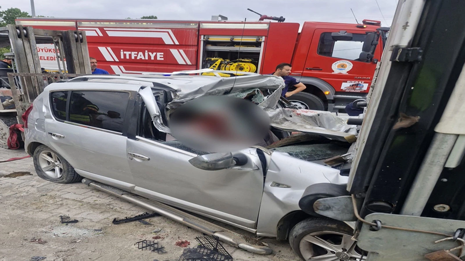 Otomobil, park halindeki tıra arkadan çarptı: Ölü ve yaralılar var