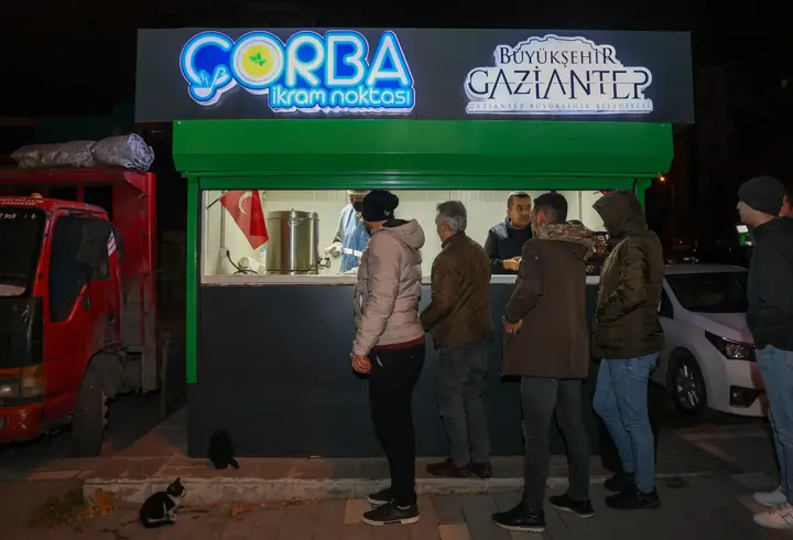 Gaziantep Büyükşehir Belediyesi 39 noktada sıcak çorba dağıtıyor