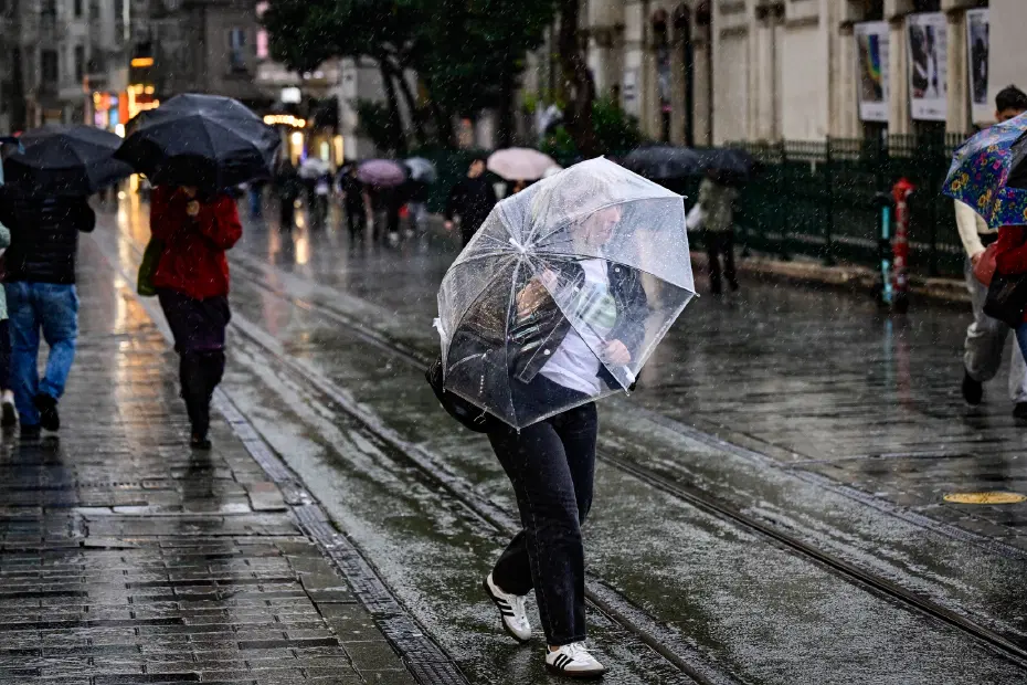 İstanbul'da okullar tatil edildi. Vali Gül'den "dışarı çıkmayın" uyarısı