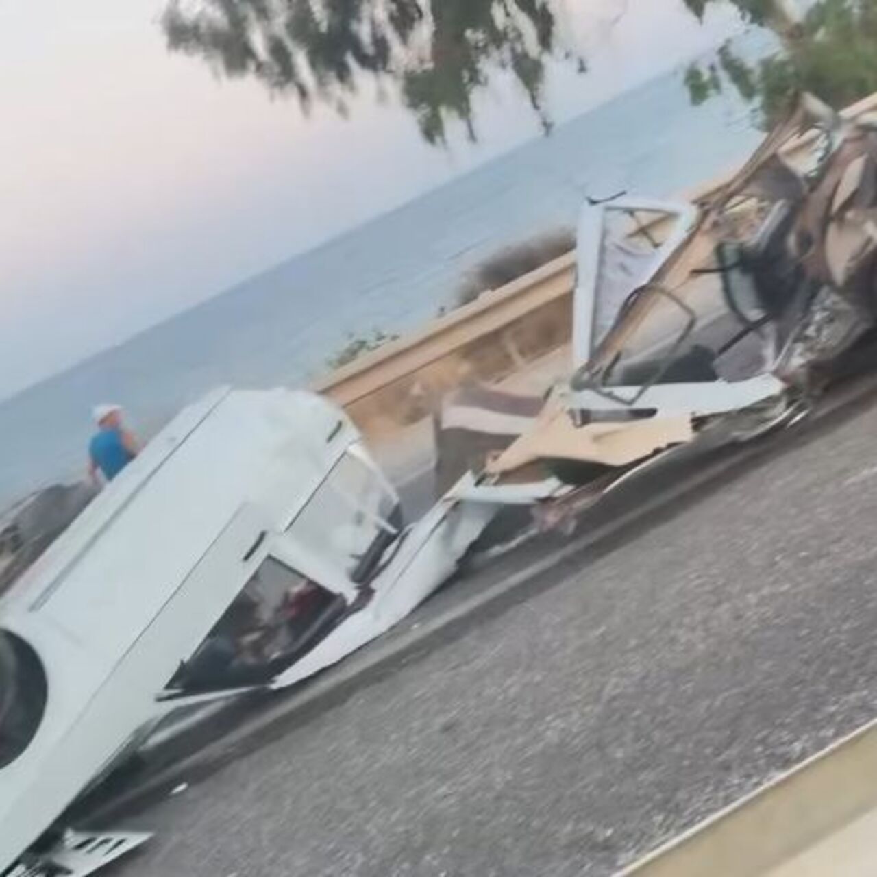 Otomobil ikiye bölündü! 1 ölü, 1 yaralı