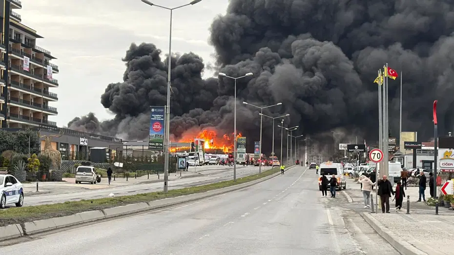 Büyükçekmece'de fabrika deposunda yangın
