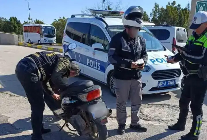 Antalya'da Motosiklet Denetimleri: 142 Sürücüye Ceza