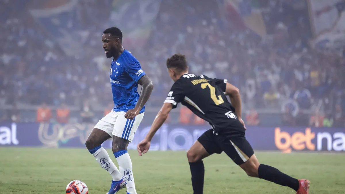Cruzeiro-Atletico Mineiro maçında ortalık karıştı! Saha savaş alanına döndü