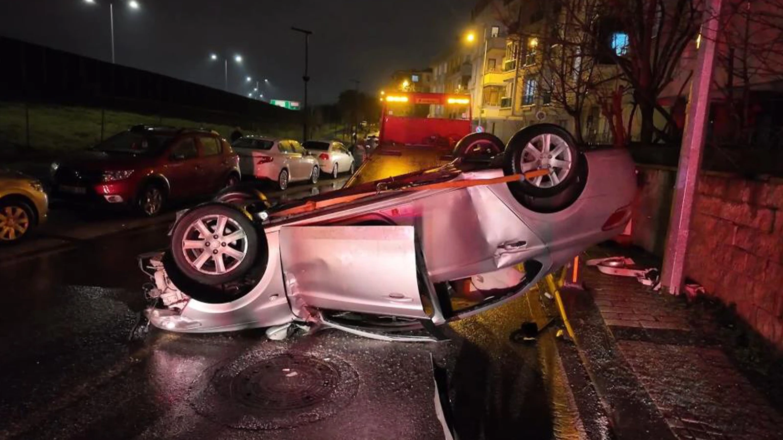 Çekmeköy'de kontrolden çıkan otomobil takla attı: 3 yaralı