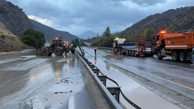 Erzincan-Erzurum Kara Yolu Kontrollü Olarak Trafiğe Açıldı