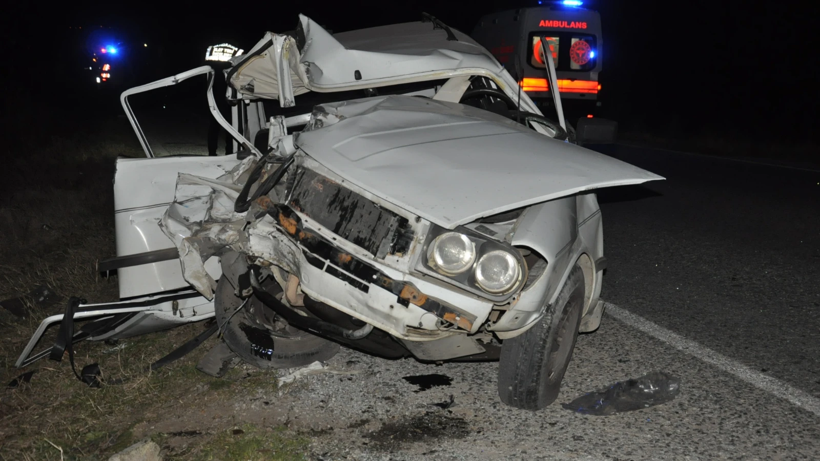 Manisa'da otomobil park halindeki kamyona çarptı: 1 ölü