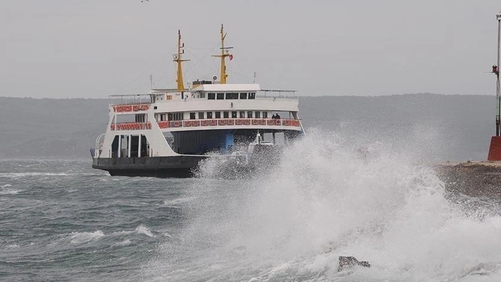 Olumsuz hava koşulları feribot seferlerini iptal ettirdi