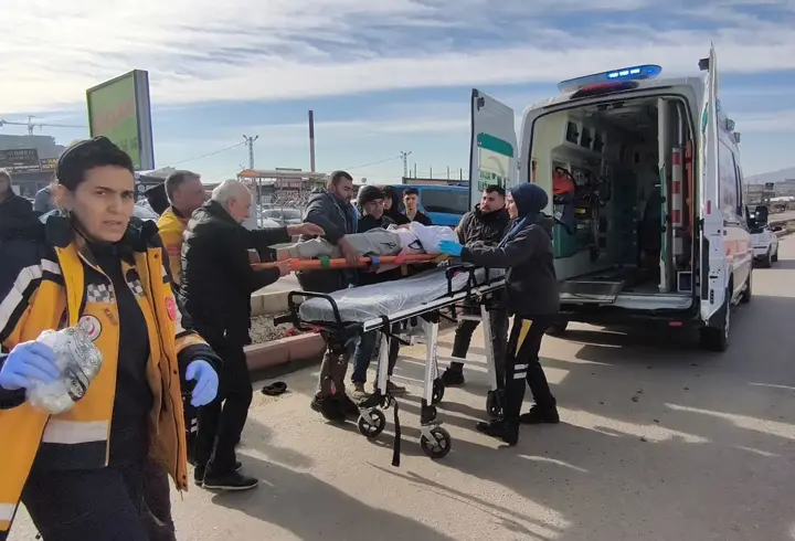 Otomobille çarpışan motosikletteki 2 kişi yaralandı