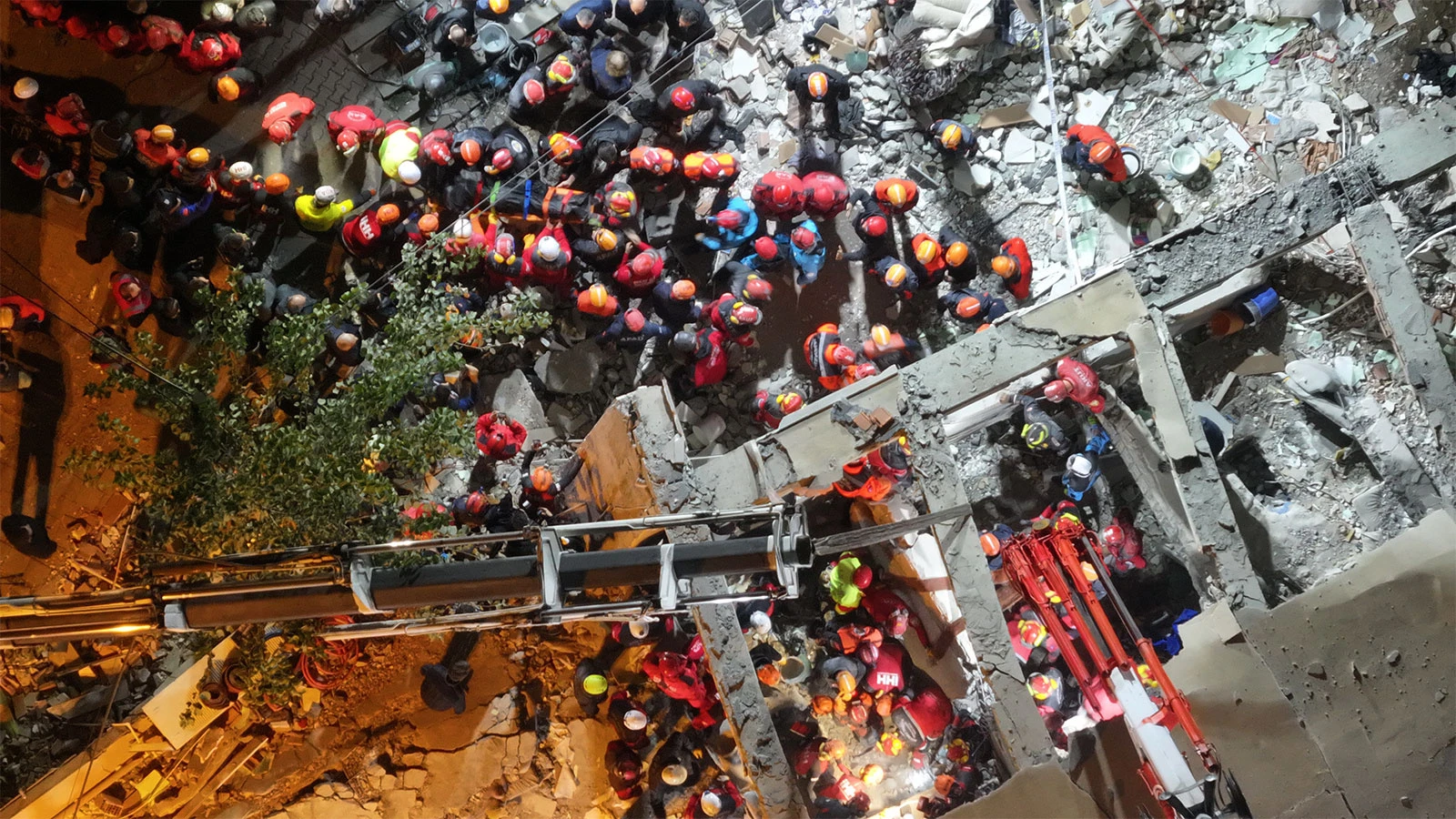 Kocaeli'de çöken binanın enkazında kalan çiftin cansız bedenlerine ulaşıldı