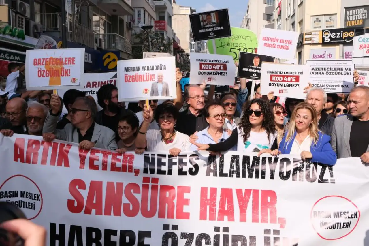 İzmir'de Gazeteciler Baskıya Karşı Sokağa Çıktı: Gazetecilik Suç Değildir