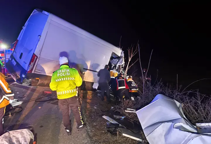 Kamyonet TIR’a arkadan çarptı: 2 ölü, 1 yaralı