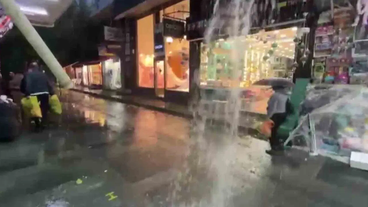Antalya’yı sağanak ve hortum vurdu: Seralar yerle bir oldu, yollar göle döndü