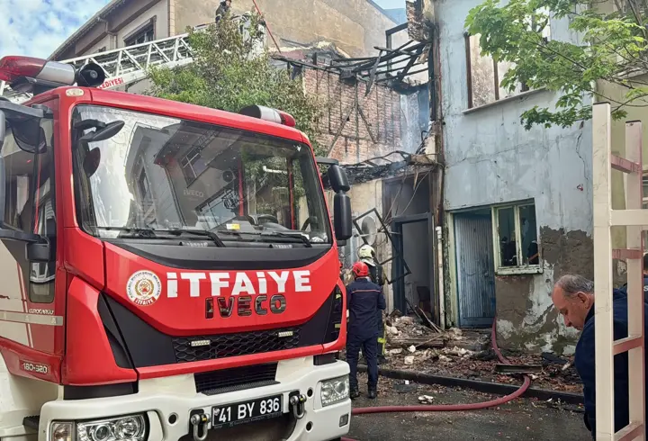 Kocaeli'de yangına müdahale eden 2 itfaiyeci evin bir bölümünün çökmesiyle yaralandı