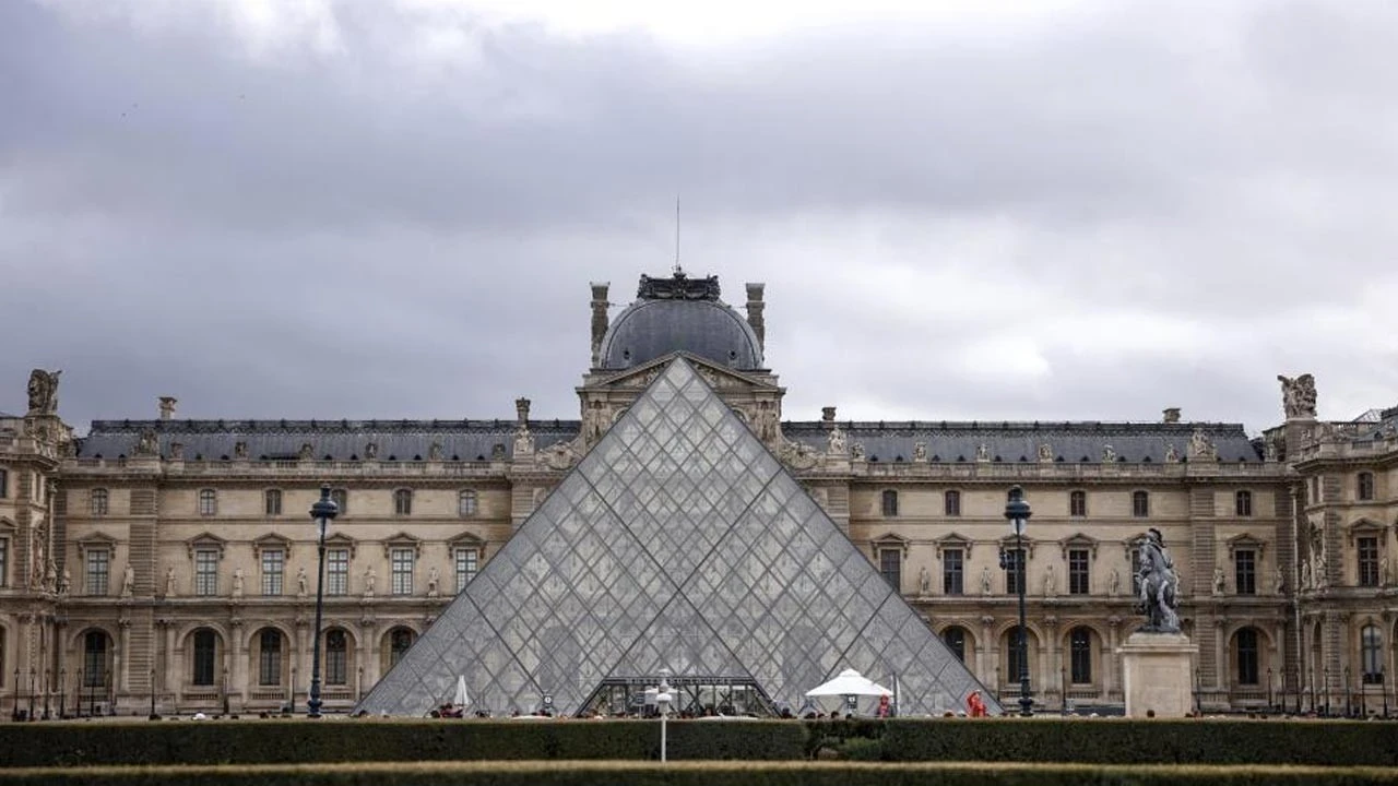 Louvre Müzesi’nde su sızıntısı: Nadir kitaplar hasar gördü