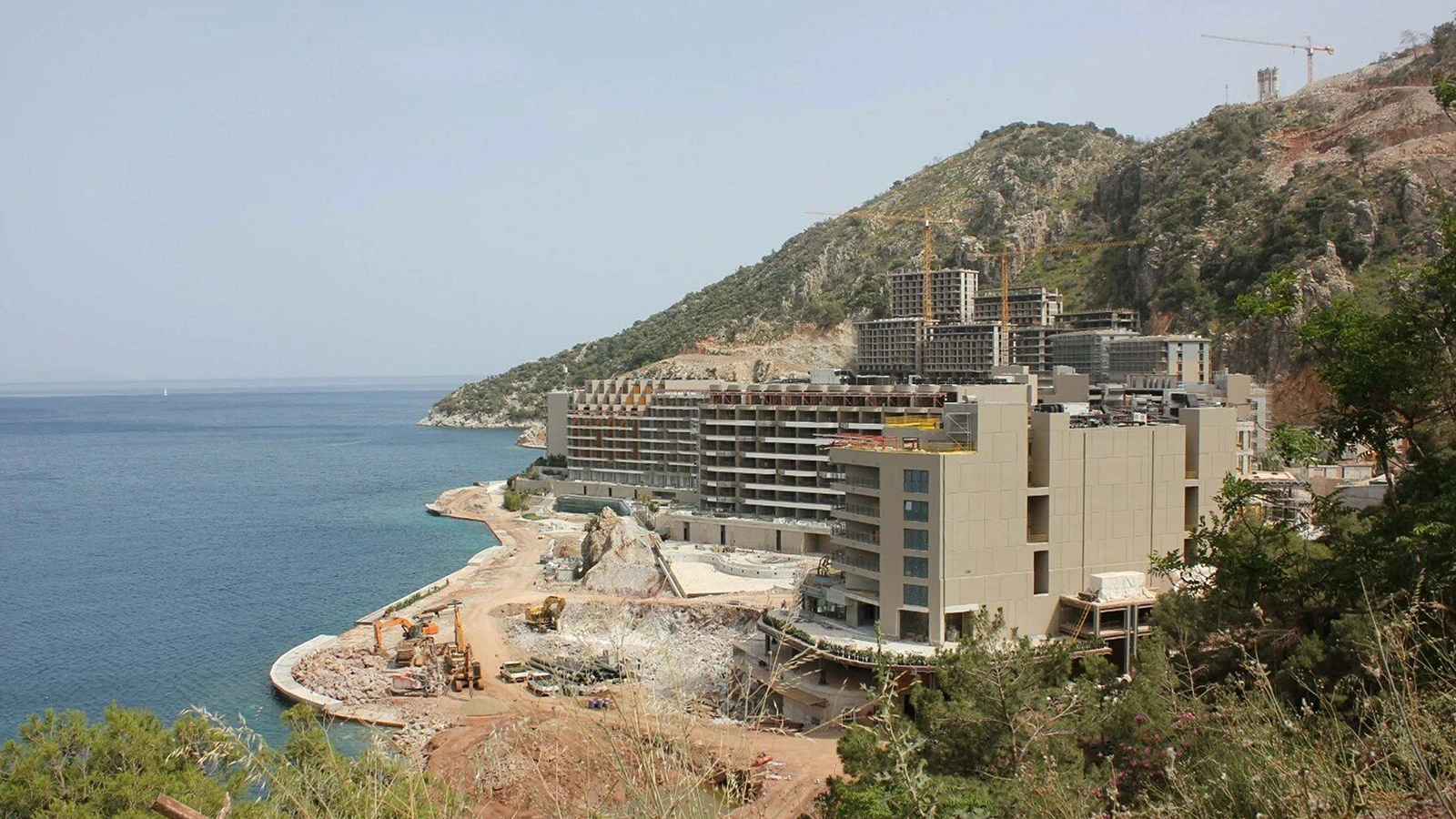 Muğla ve Marmaris belediyelerine 'kaçak oteli yıkın' talimatı