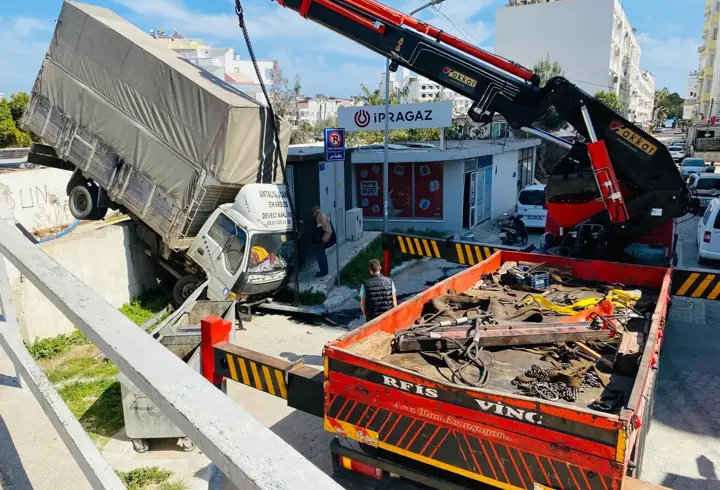 Kontrolden çıkan kamyonet, köprü altındaki duvarın üstüne düştü