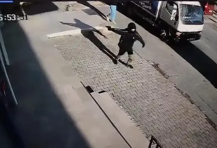 İstanbul - Arnavutköy'de 14 yaşındaki çocuk markete ateş açtı