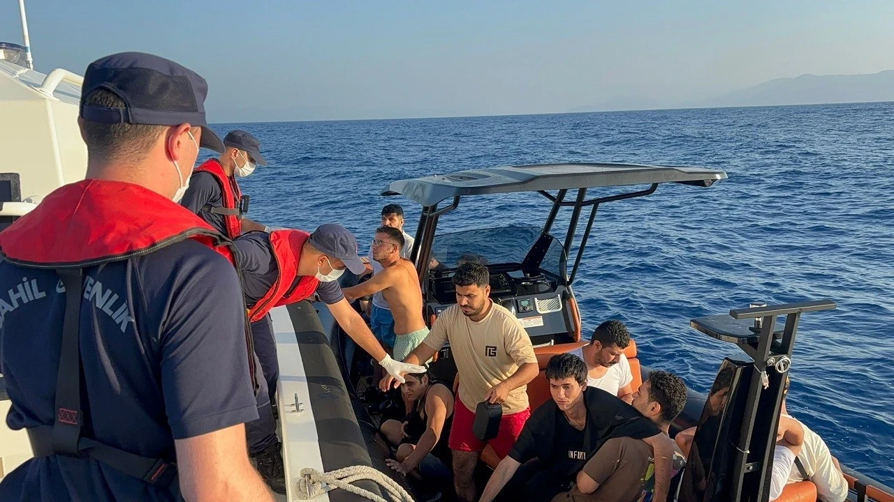 Ege’de 17 düzensiz göçmen kurtarılarak karaya çıkarıldı
